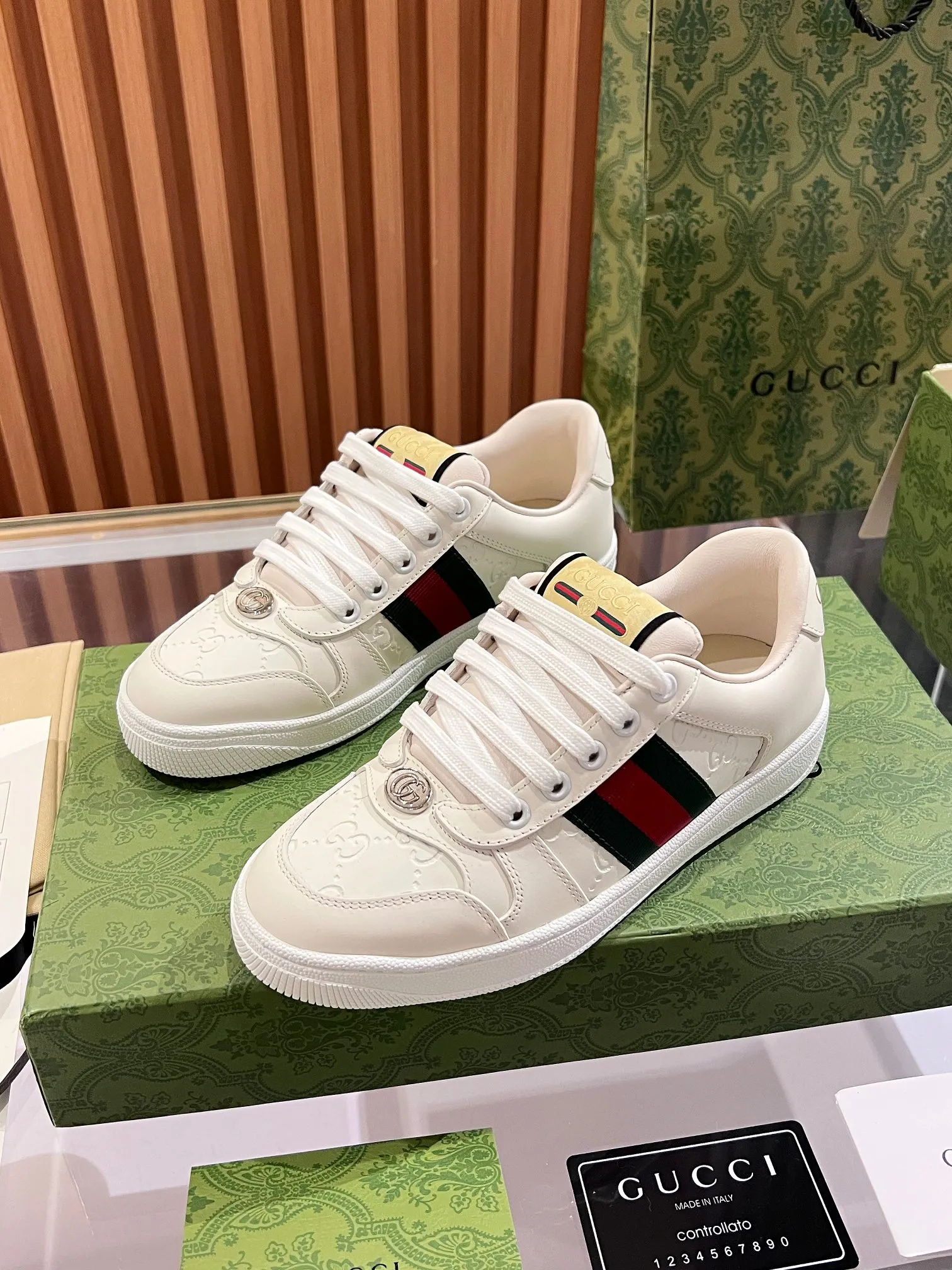 👟👟Ex-factory price 540👟👟 ⚡️Gucci Dirty Shoes Top factory quality, impeccable at the counter, the comfort is incredible. Retro distressed elements, washed retro logo on the tongue, metal double LOGO, 99% recognizable, full of Gucci elements; terry cloth lining, cowhide foot pads and 3mm latex are much more comfortable than real leather shoes. Environmentally friendly TPU wear-resistant outsole, soft and elastic. The inside of the tongue is made of imported elastic bands, which have great tension and won't strangle your feet. I don't develop the shoes without the original version. Only by getting the original version can the shoes be accurate and beat the market version instantly. Every stitch and every stitch is very tight and full. The debugging process is the most painstaking and requires no less than a hundred modifications before it is adjusted to the perfect state so that it can be worn comfortably by all foot types! Size 35-40 women’s model)